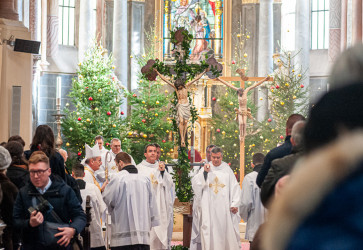 V Bratislavskej arcidiecze sa Jubilejn rok zaal procesiou z frantiknskeho Kostola zvstovania Pna. Snmka: Erika Litvkov