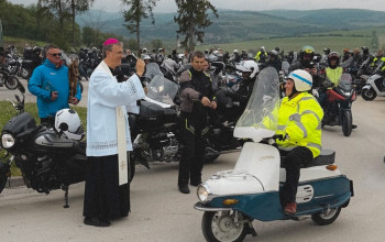Biskup požehnal motorkárov a motocykle Biskup požehnal motorkárov a motocykle