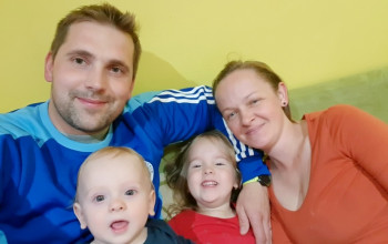 Batérie nabíjam v prírode, v blízkosti kostola Batérie nabíjam v prírode, v blízkosti kostola