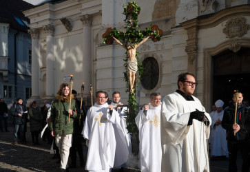 V Bratislavskej arcidiecze sa Jubilejn rok zaal procesiou z frantiknskeho Kostola zvstovania Pna. Snmka: Erika Litvkov