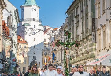 Procesia prechdzala ulicami Starho mesta. Snmka: Erika Litvkov