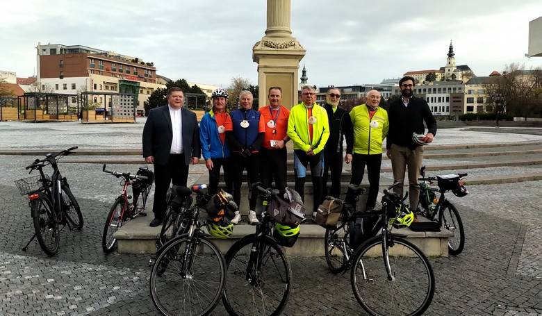 S poehnanm biskupa putuj na bicykloch z Nitry do Santiaga de Compostela