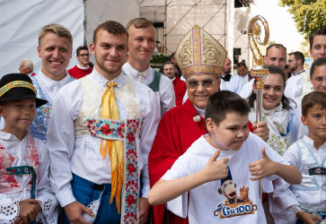 Kardinl Semeraro po slvnosti zavtal aj medzi veriacich. 