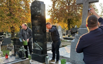 Bohoslovci upravili kazsk hroby