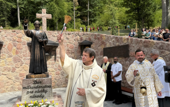 Sochy svätých Šarbela a Rafky vítajú pútnikov Sochy svätých Šarbela a Rafky vítajú pútnikov