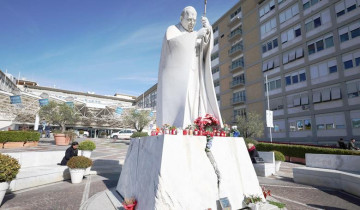 Frantiek v nemocnici, na Popolcovej strede chba rovnako ako Jn Pavol II. pred 20 rokmi