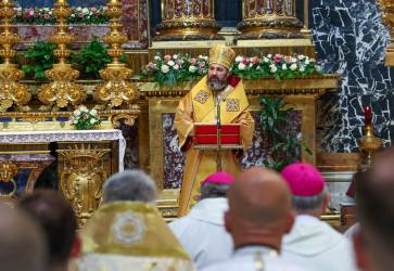 Arcibiskup Jon Maxim poas homlie v Bazilike Santa Maria Maggiore. Snmka: Barbora Kullaov