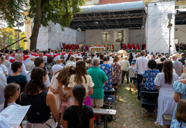 Na slvnos prilo poda organiztorov pribline 13-tisc veriacich. 